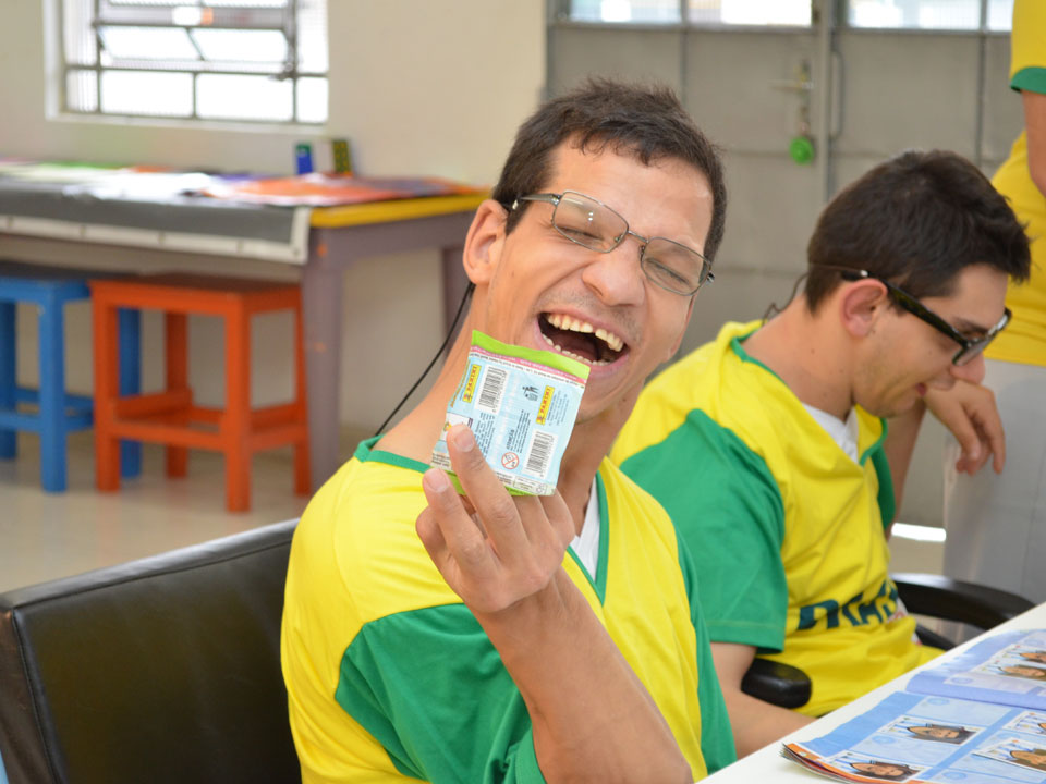 Figurinha de Neymar para o álbum da Copa é vendida por preço astronômico